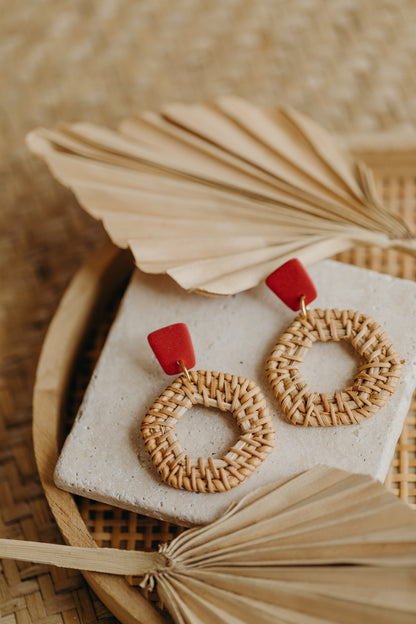 Eckige rote Polymer Ton Ohrringe mit sechseckigem Rattan Anhänger