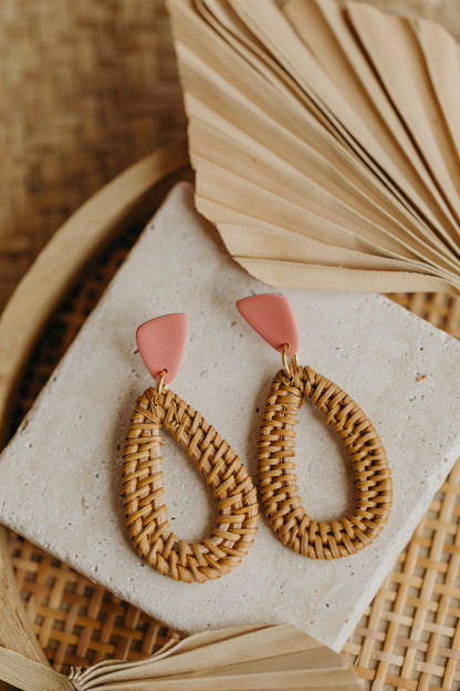 Dreieckige Polymer Ton Ohrringe mit Rattan Anhänger Tropfen in der Farbe Flamingo