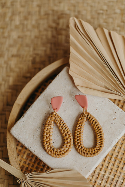 Dreieckige Polymer Ton Ohrringe mit Rattan Anhänger Tropfen in der Farbe Flamingo