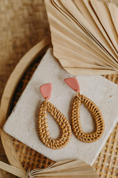 Dreieckige Polymer Ton Ohrringe mit Rattan Anhänger Tropfen in der Farbe Flamingo