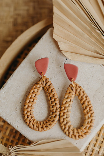 Ziegelrote dreieckige Polymer Ton Ohrringe mit Rattan Anhänger Tropfen