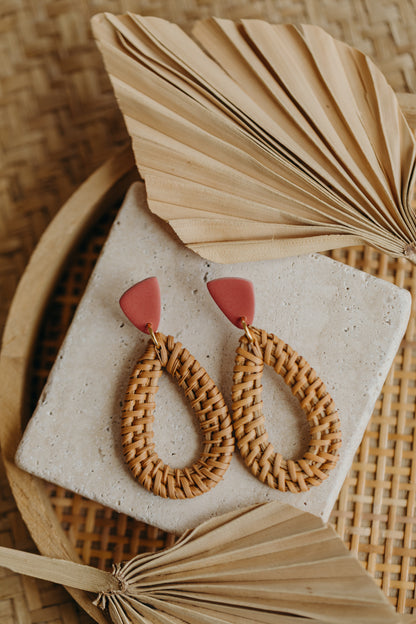 Ziegelrote dreieckige Polymer Ton Ohrringe mit Rattan Anhänger Tropfen