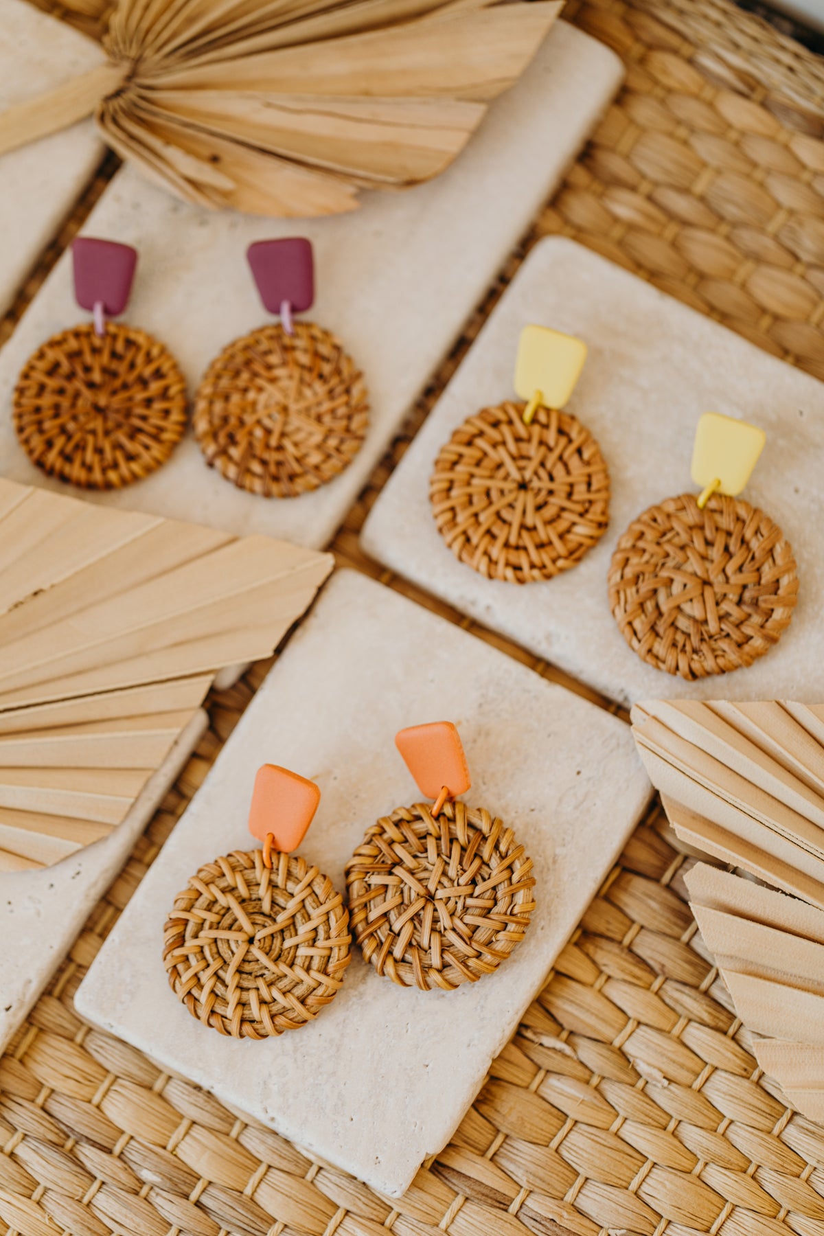 eckige gelbe Polymer Ton Ohrringe mit rundem Rattan Anhänger
