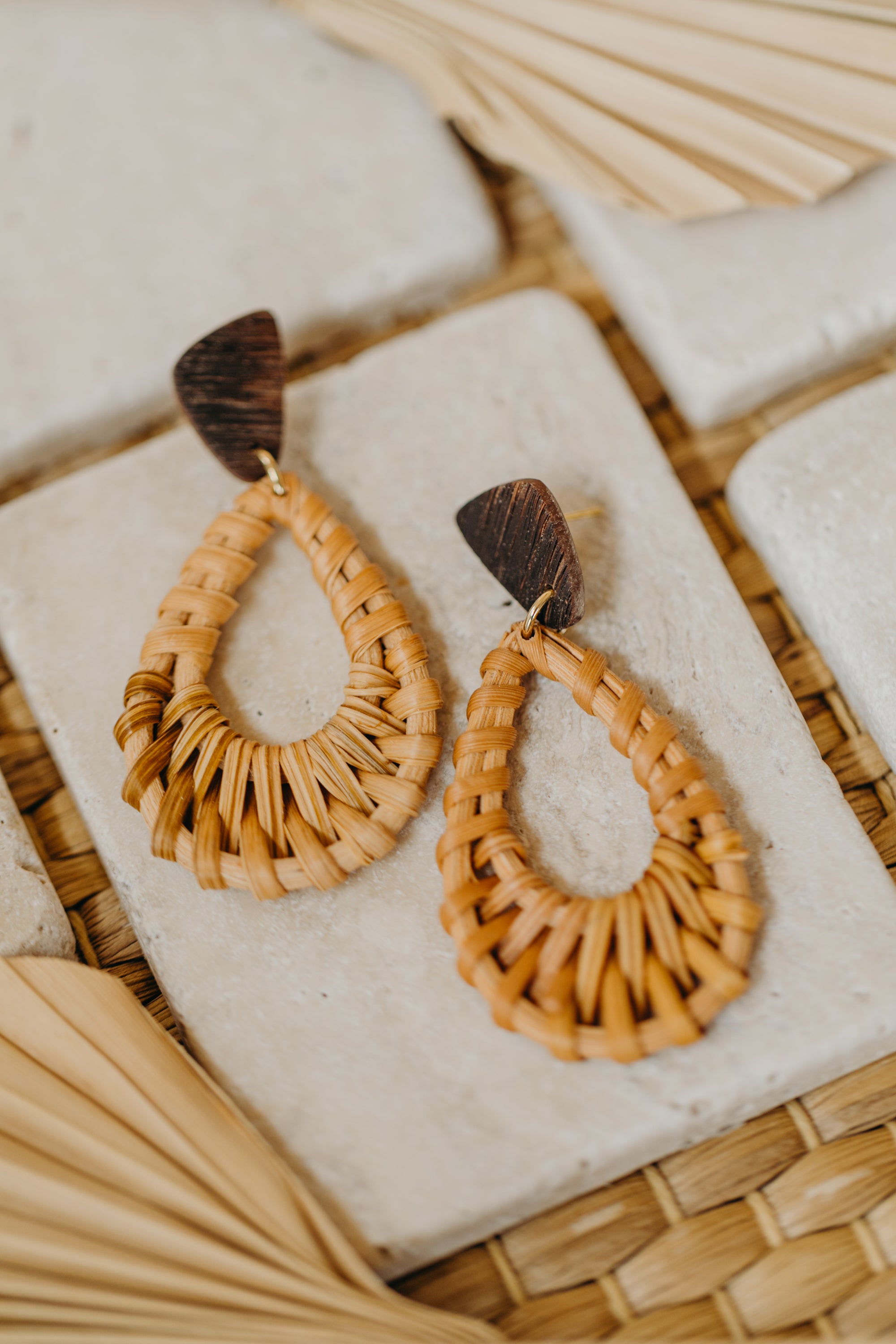 braune Polymer Ton Ohrringe mit Rattan Anhänger Tropfen