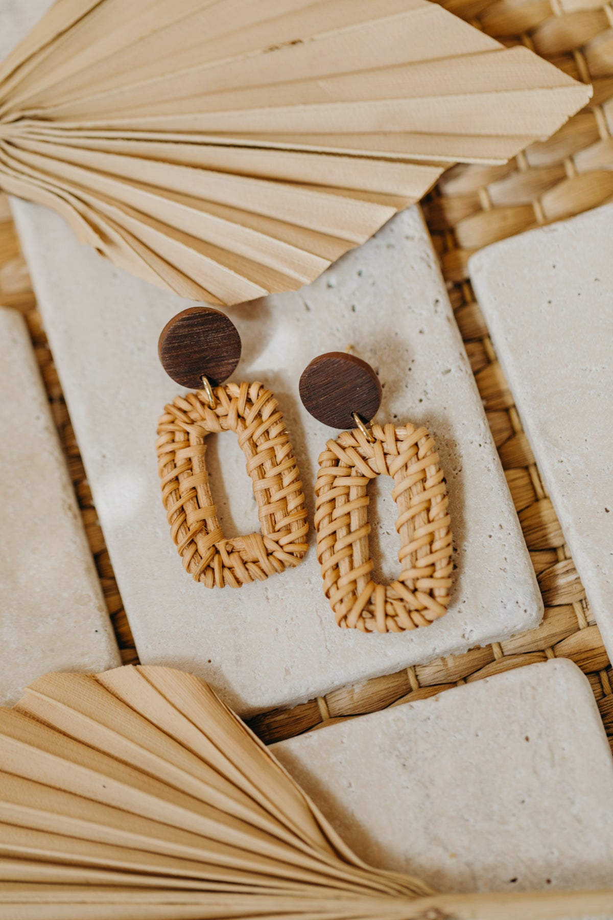 braune Polymer Ton Ohrringe mit Rattan Anhänger Rechteck