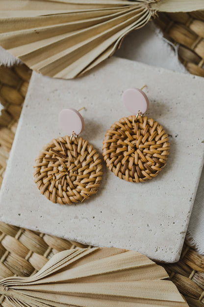 runde Polymer Ton Ohrringe in der Farbe Helles Rosa mit rundem Rattan Anhänger