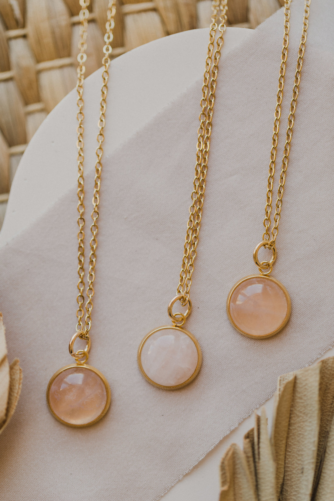Necklace with rose quartz gemstone
