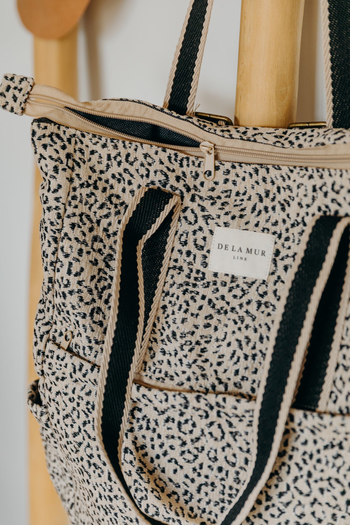 Beiger Leo Print Rucksack Shopper KOTO Detail Reissverschluss