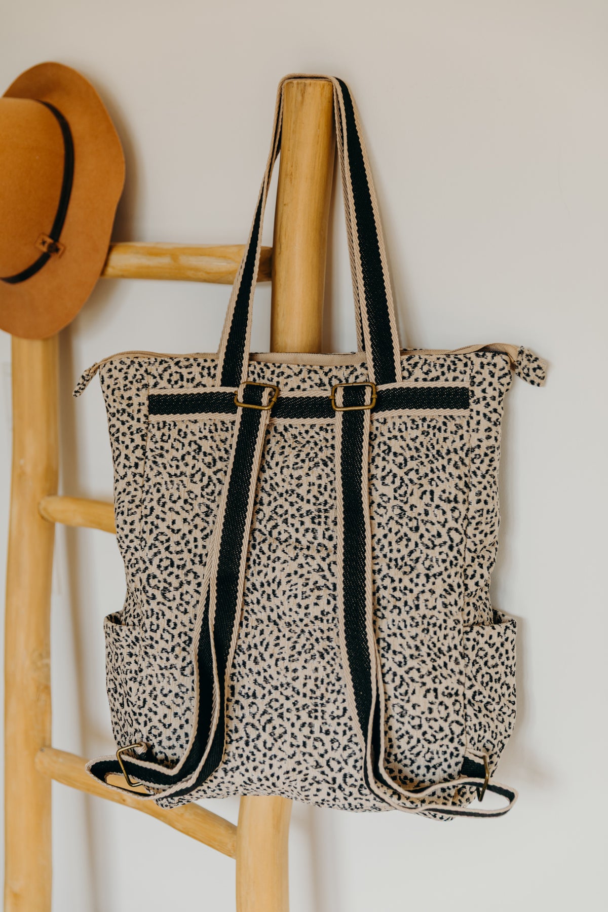 Beiger Leo Print Rucksack Shopper KOTO Rückseite