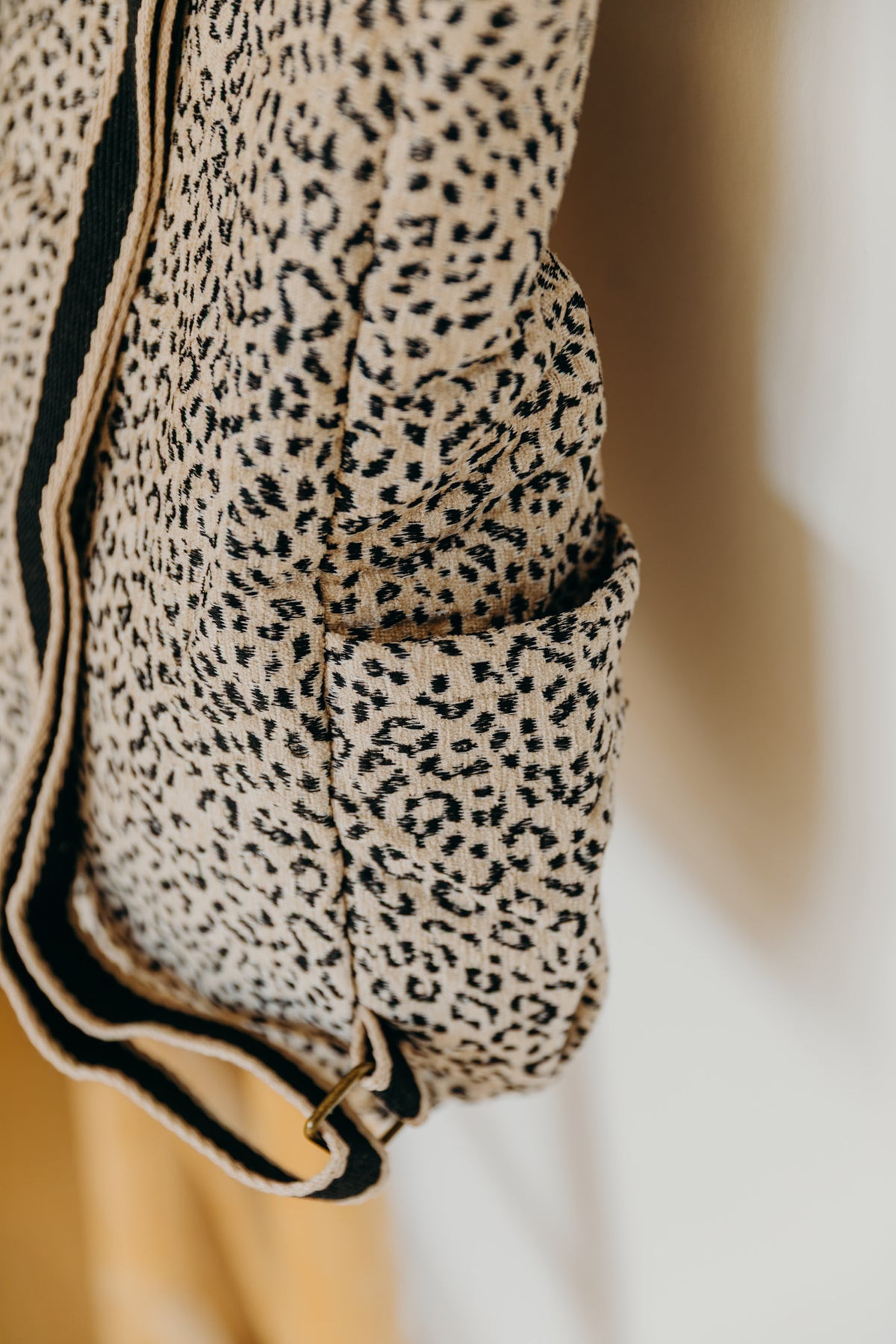 Beiger Leo Print Rucksack Shopper KOTO Seitenfach