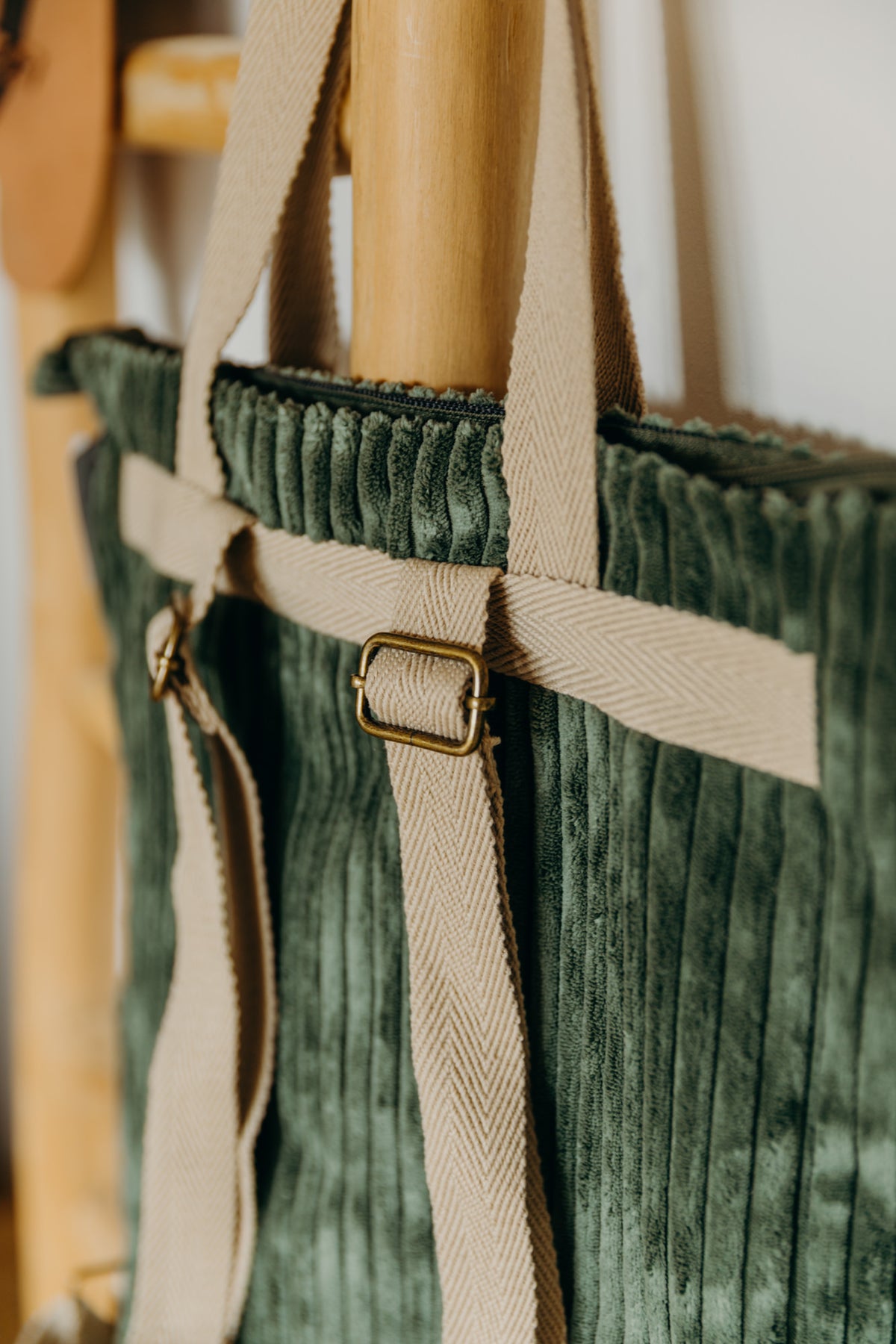 Grüner Cord Rucksack Shopper MUSGO mit Reißverschluss