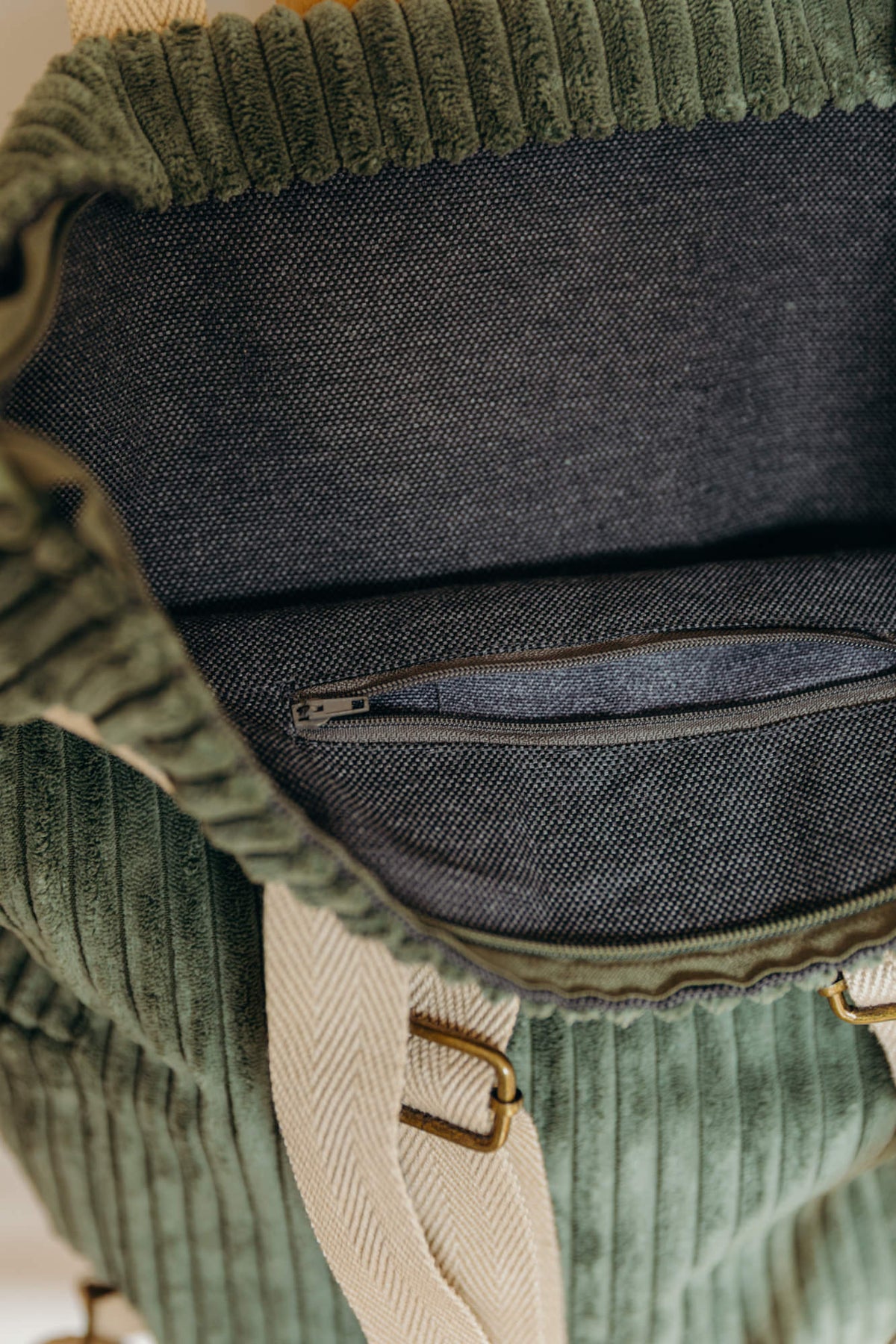 Grüner Cord Rucksack Shopper MUSGO mit Reißverschluss