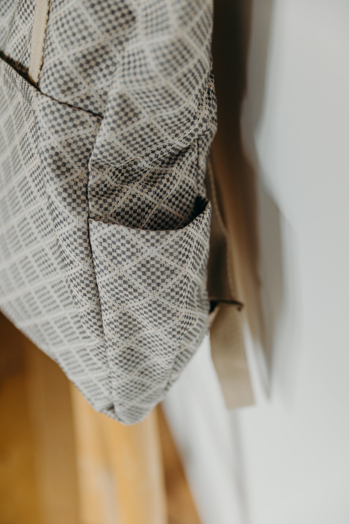 Beiger Rucksack Shopper PANT mit Rautenmuster Seitenfach Detail