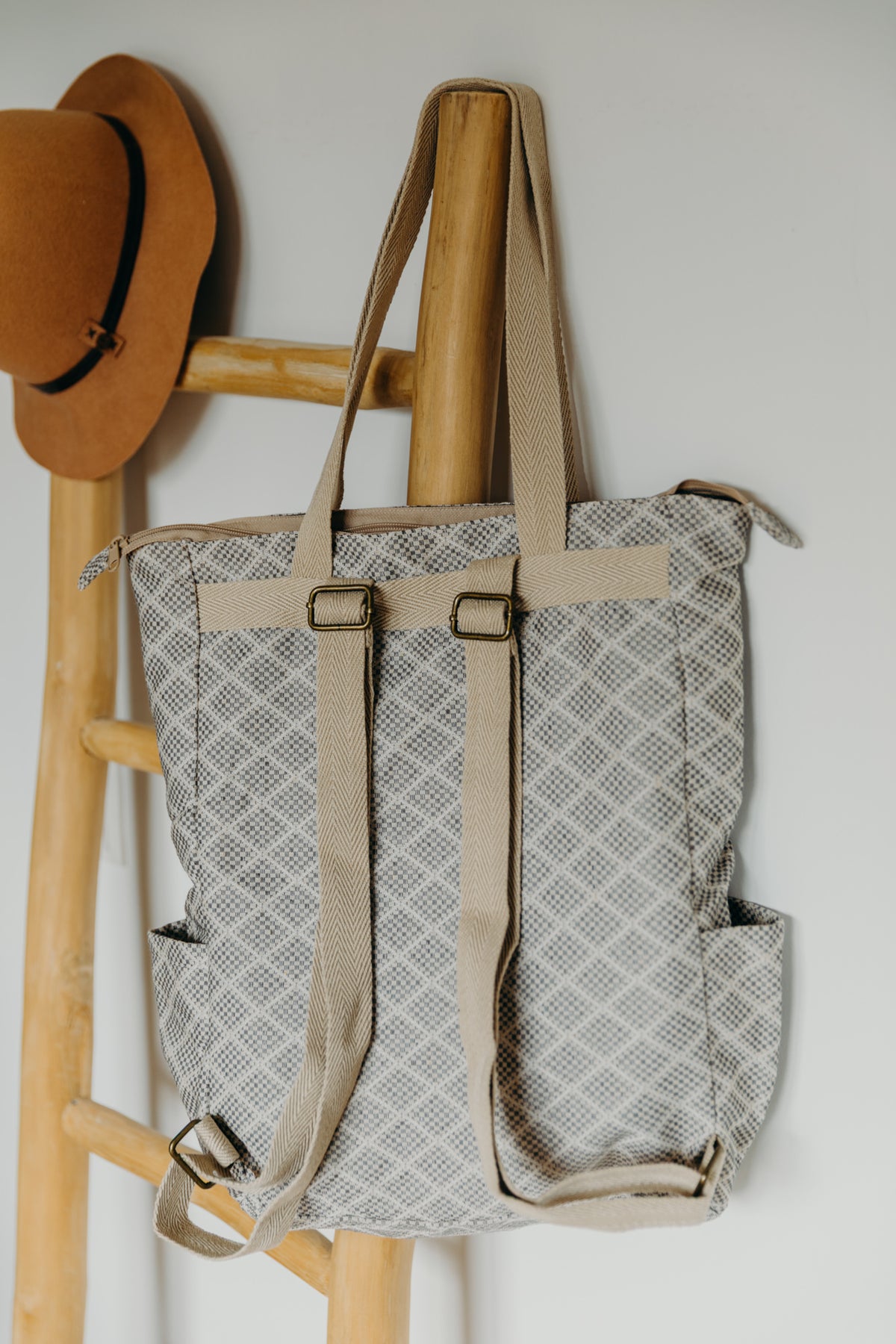 Beiger Rucksack Shopper PANT mit Rautenmuster Rückseite