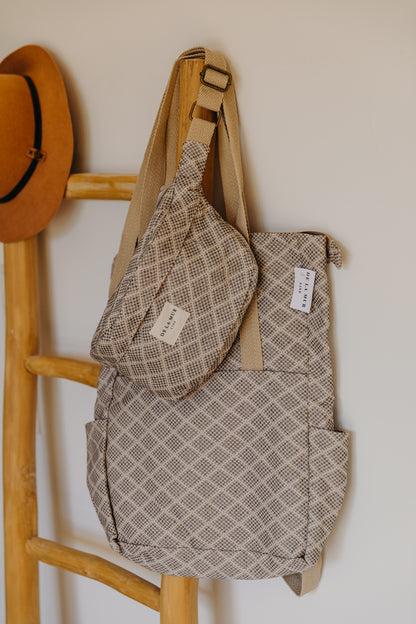 Beiger Rucksack Shopper PANT mit Rautenmuster und passende Bauchtasche
