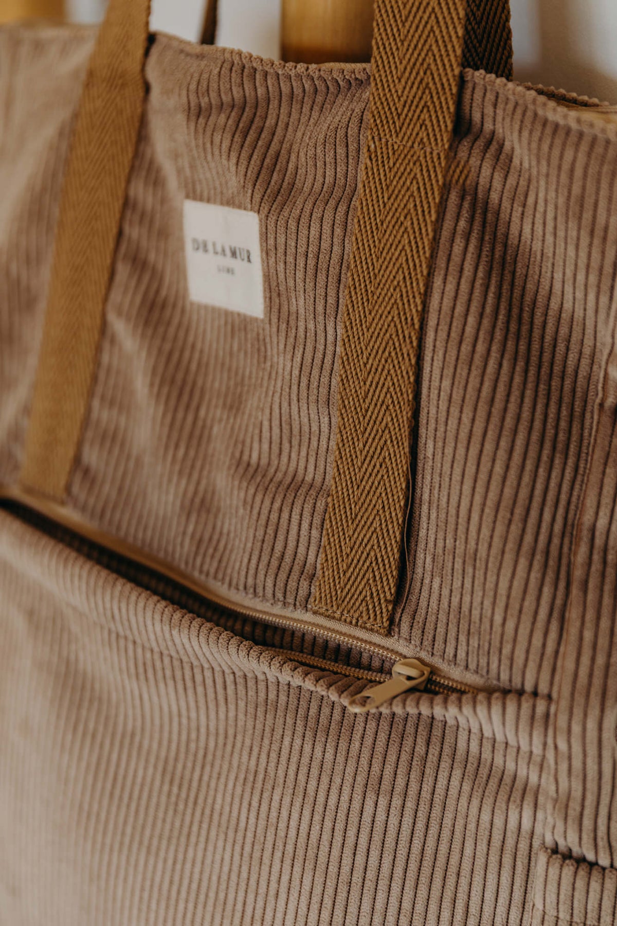 Brauner Cord Rucksack Shopper TOAST mit Reißverschluss Detail