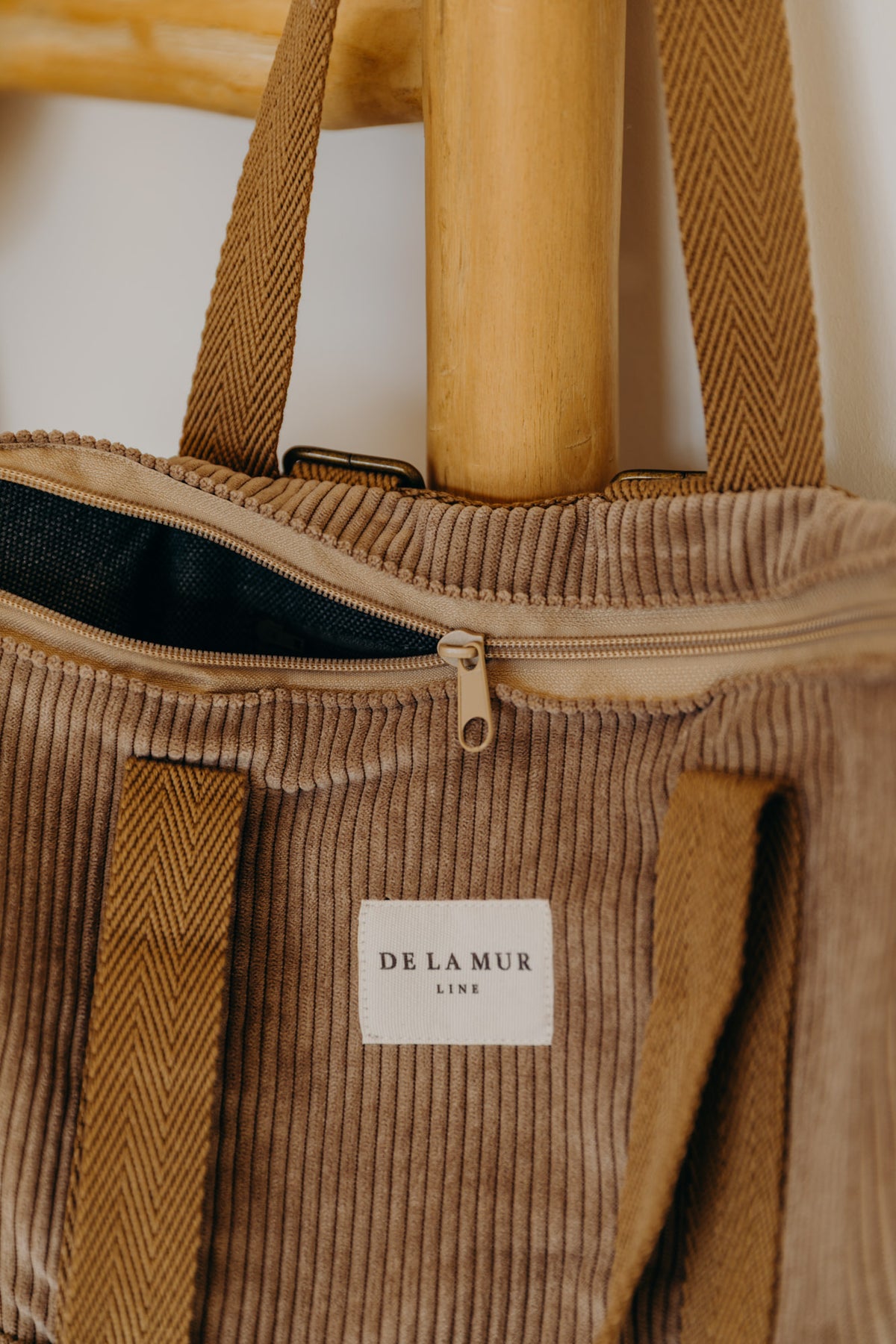 Brauner Cord Rucksack Shopper TOAST mit Reißverschluss Detail