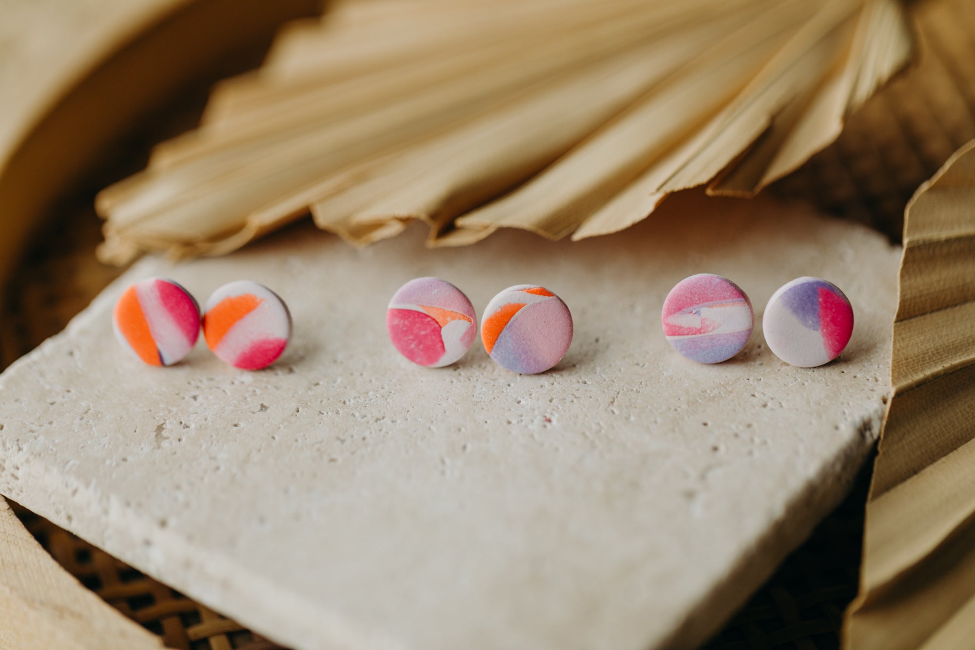 Kleine bunte Ohrstecker in orange/himbeere/violett