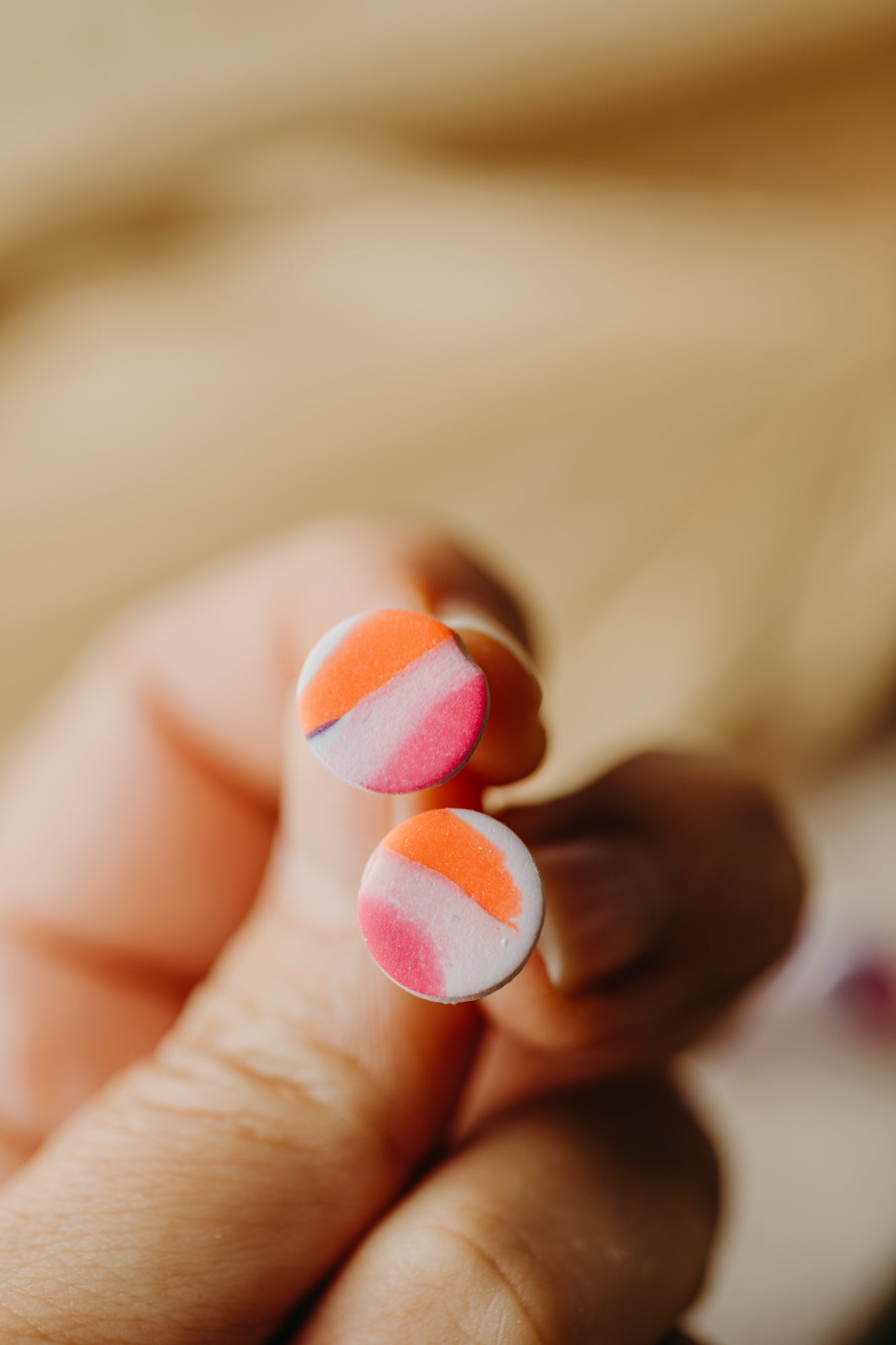 Kleine bunte Ohrstecker in orange/himbeere/violett