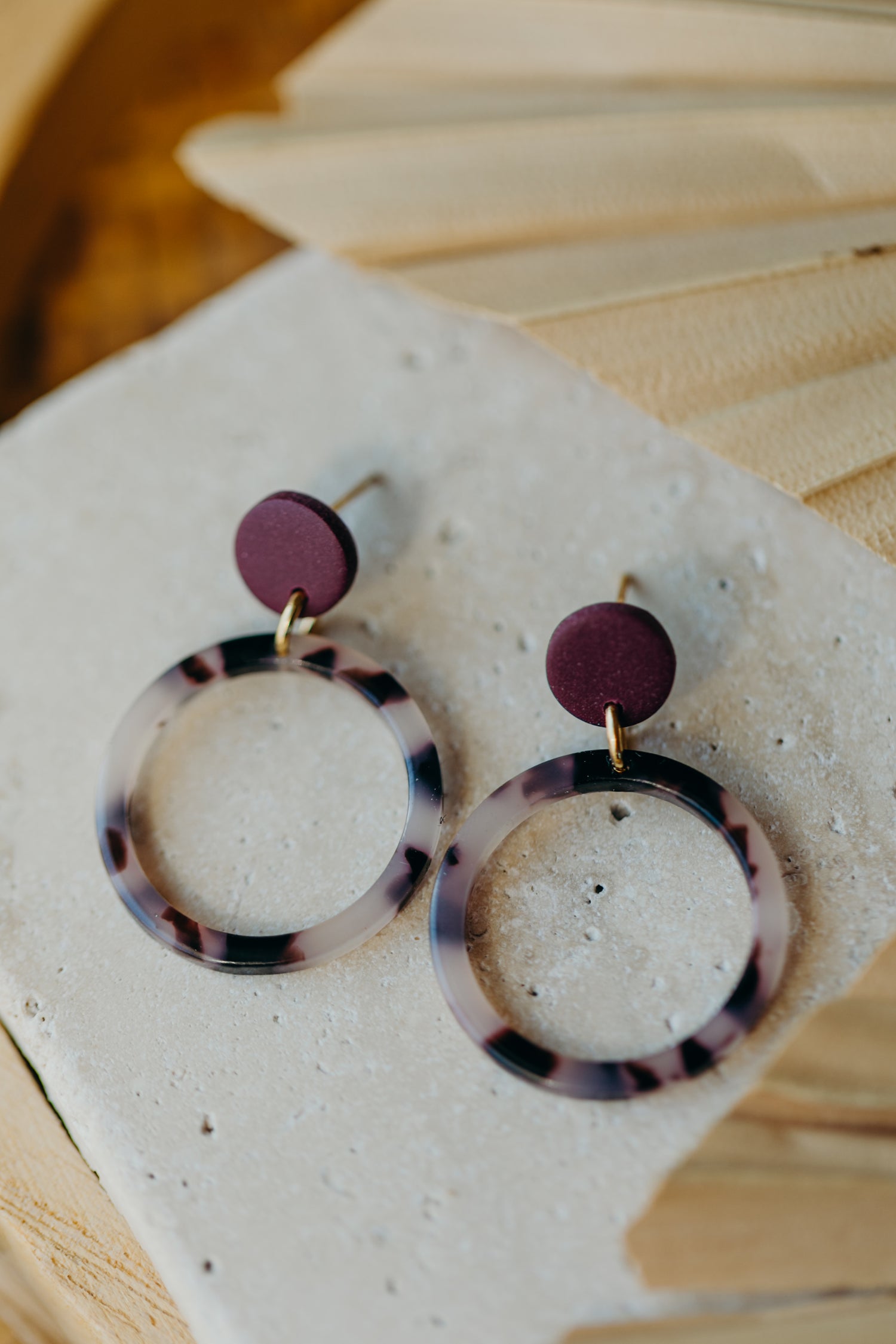 SABINA - Ohrhänger aus Polymer Ton &amp; Acetat – Merlot
