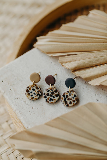 SAVANA - beige Ohrstecker mit Leo-Anhänger aus Acetat
