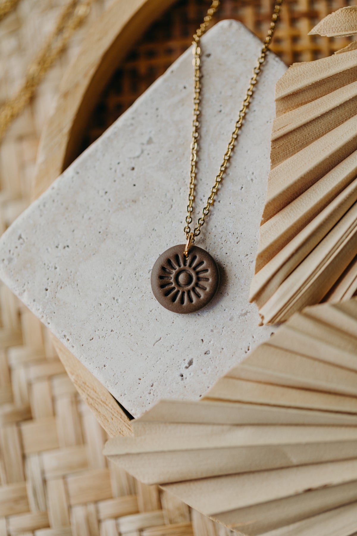 SELENA - Halskette Anhänger mit Muster in Dunklem Khaki