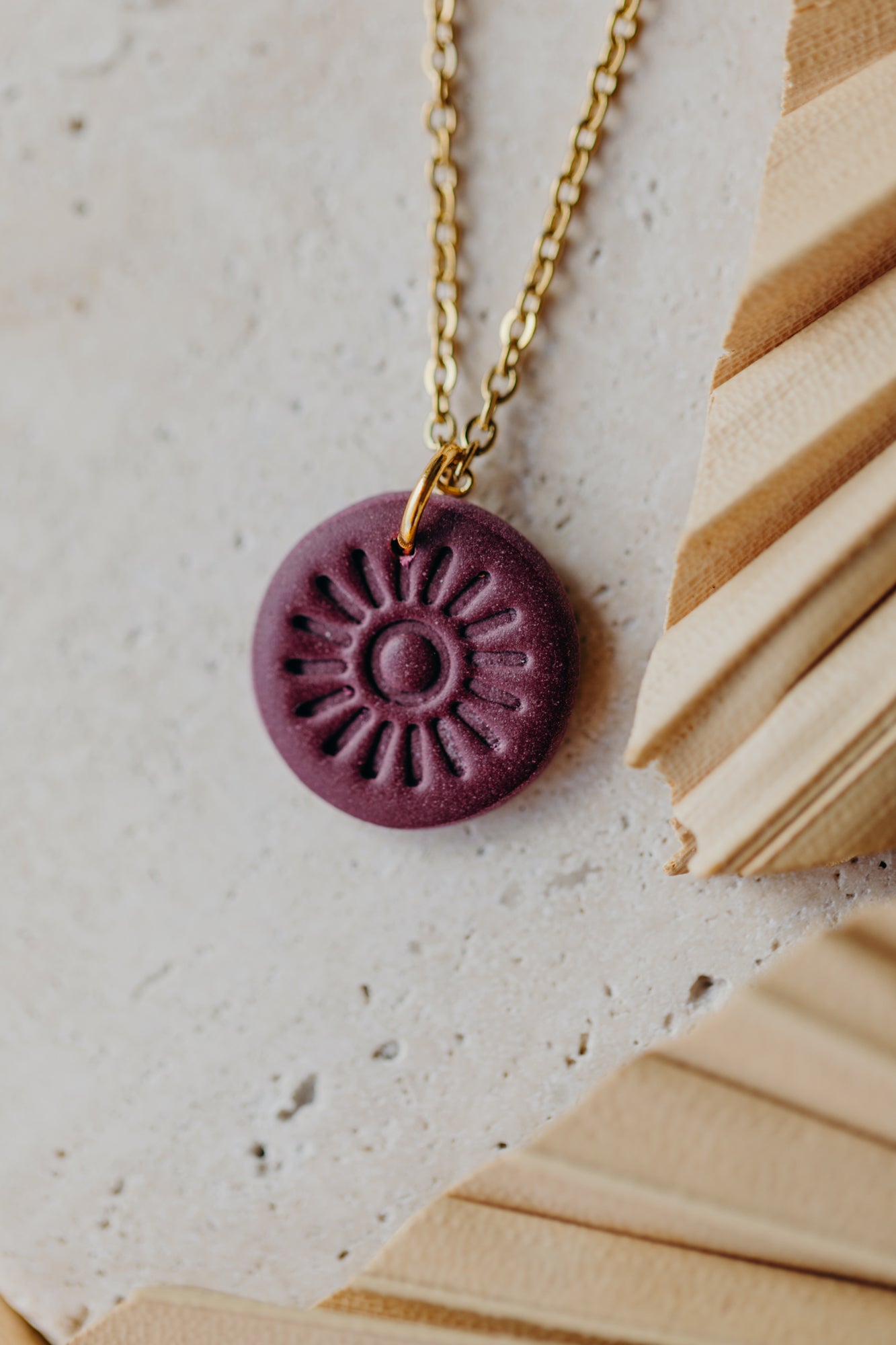 SELENA - Halskette Anhänger mit Muster in Merlot