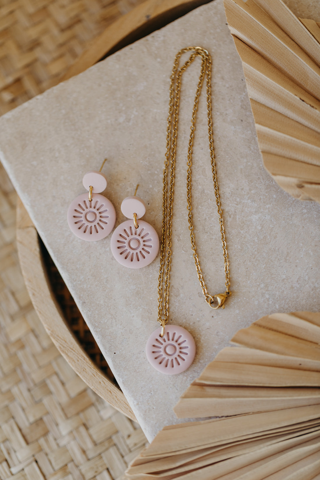 SELENA - Necklace pendant with pattern in pink 