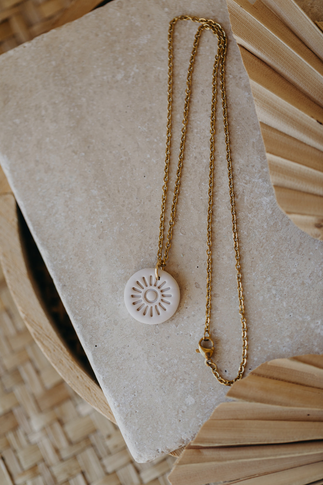 SELENA - Necklace pendant with pattern in vanilla 