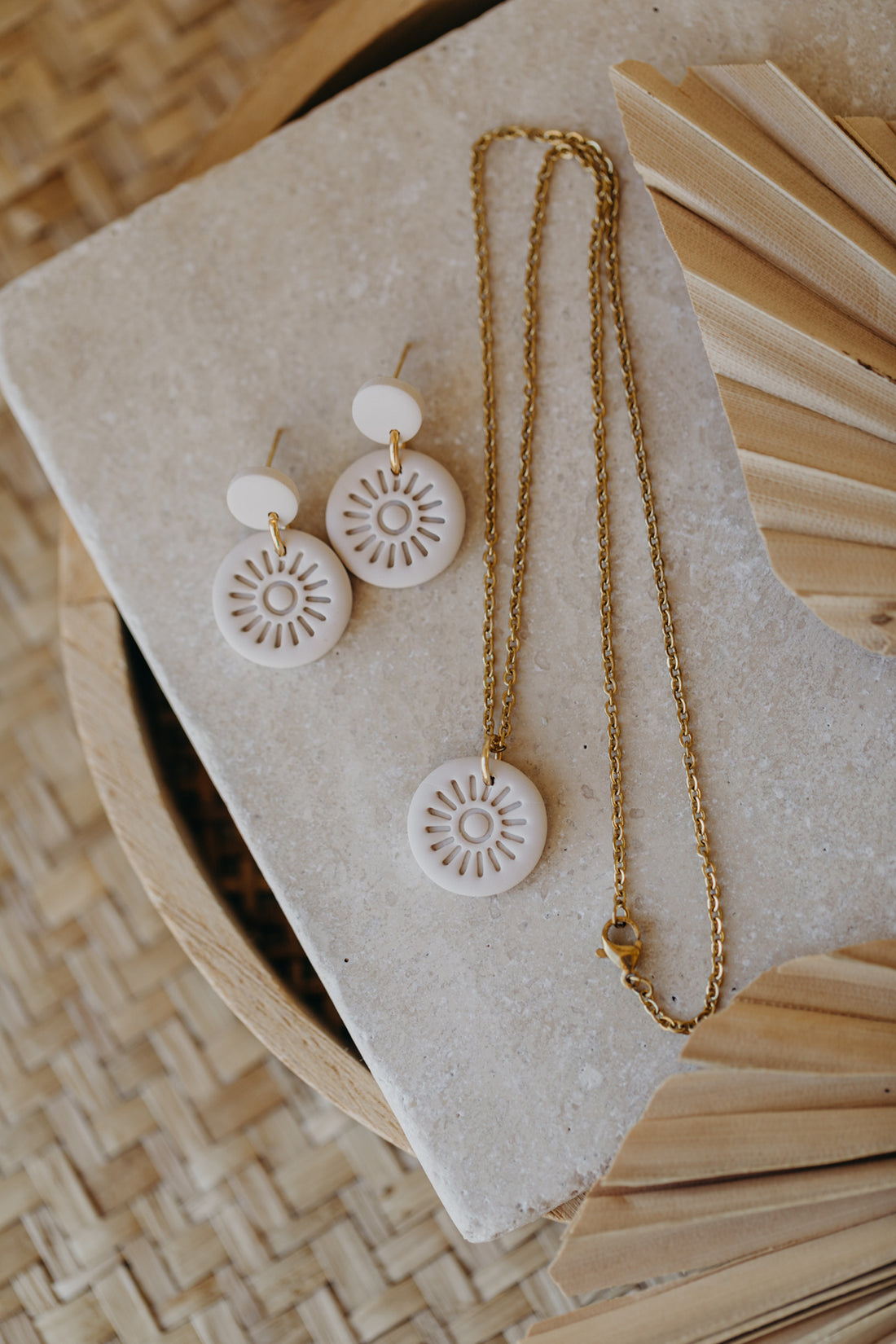 SELENA - Necklace pendant with pattern in vanilla 