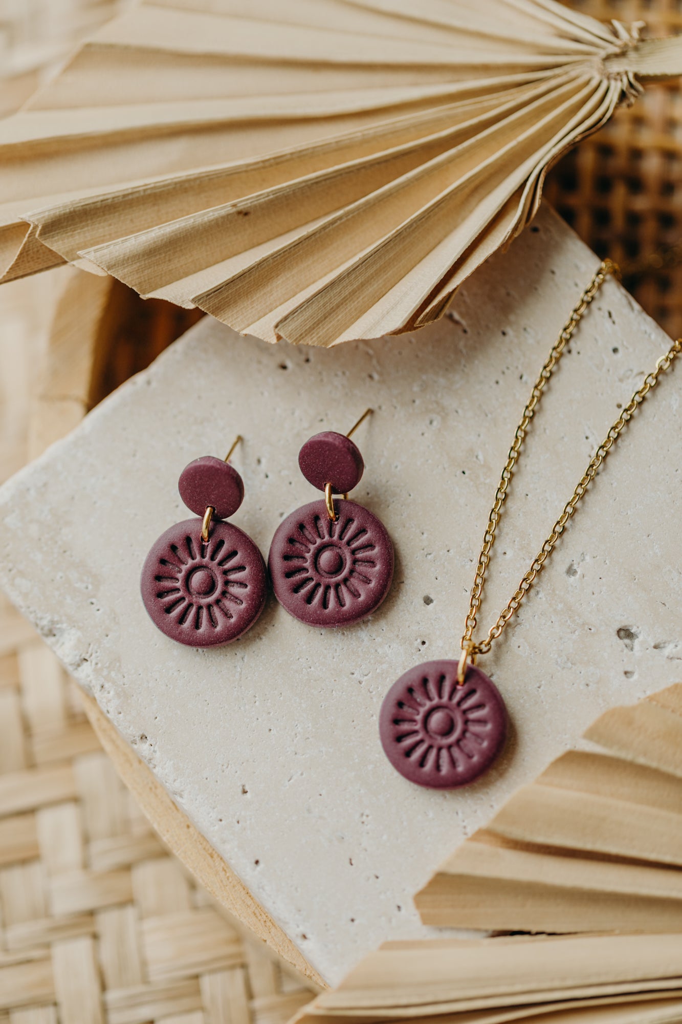 PALINA - runde Ohrringe mit Muster in Merlot