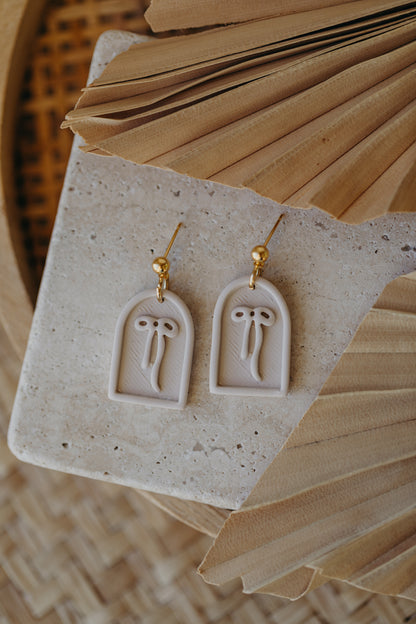 SELENE - Schleifen Ohrringe in Bogenform in vanille