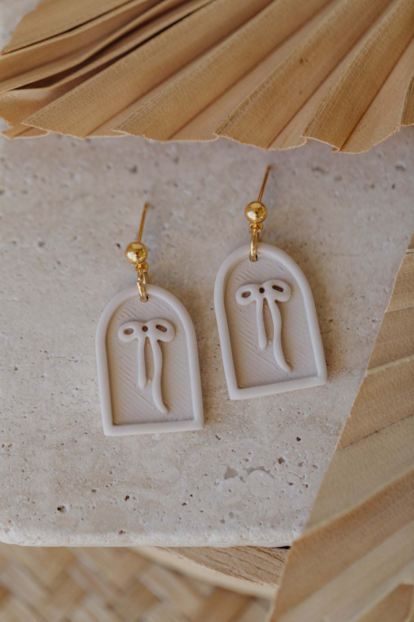 SELENE - Schleifen Ohrringe in Bogenform in vanille