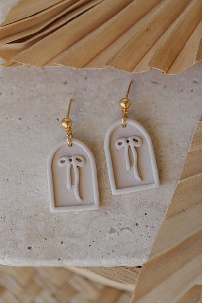 SELENE - Schleifen Ohrringe in Bogenform in vanille