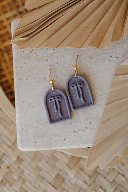 SELENE - Schleifen Ohrringe in Bogenform in Lavendel