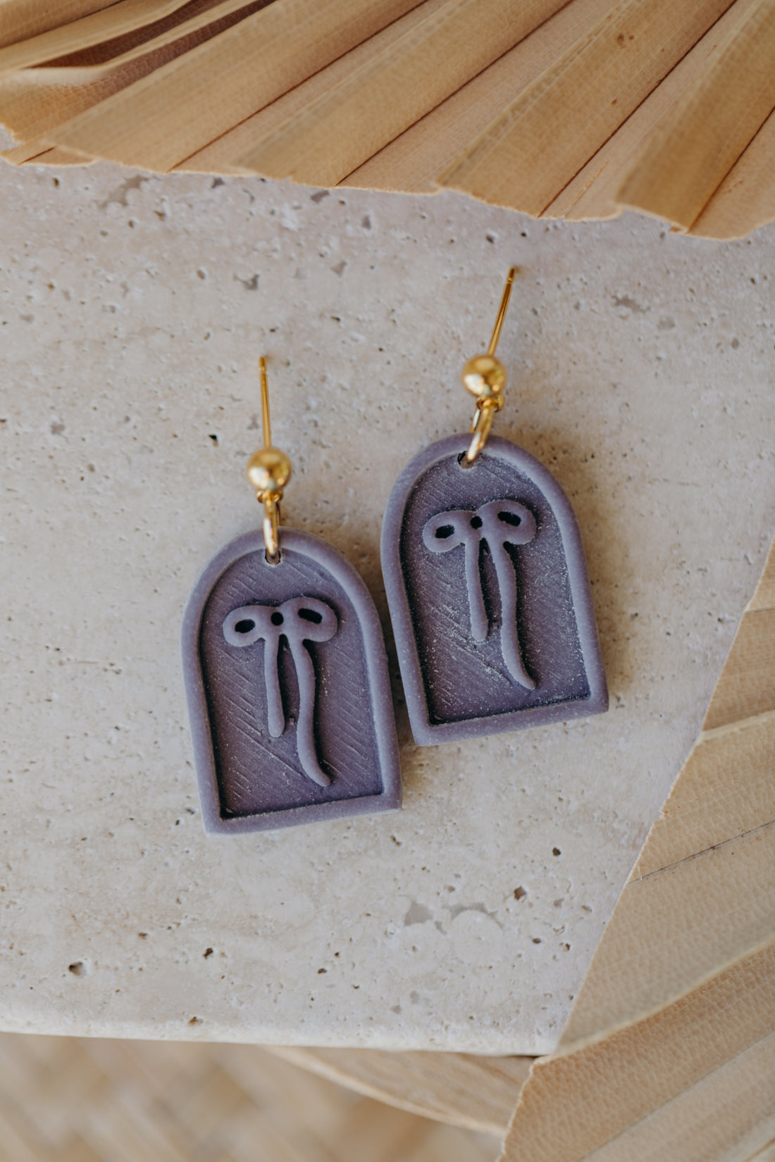 SELENE - Schleifen Ohrringe in Bogenform in Lavendel