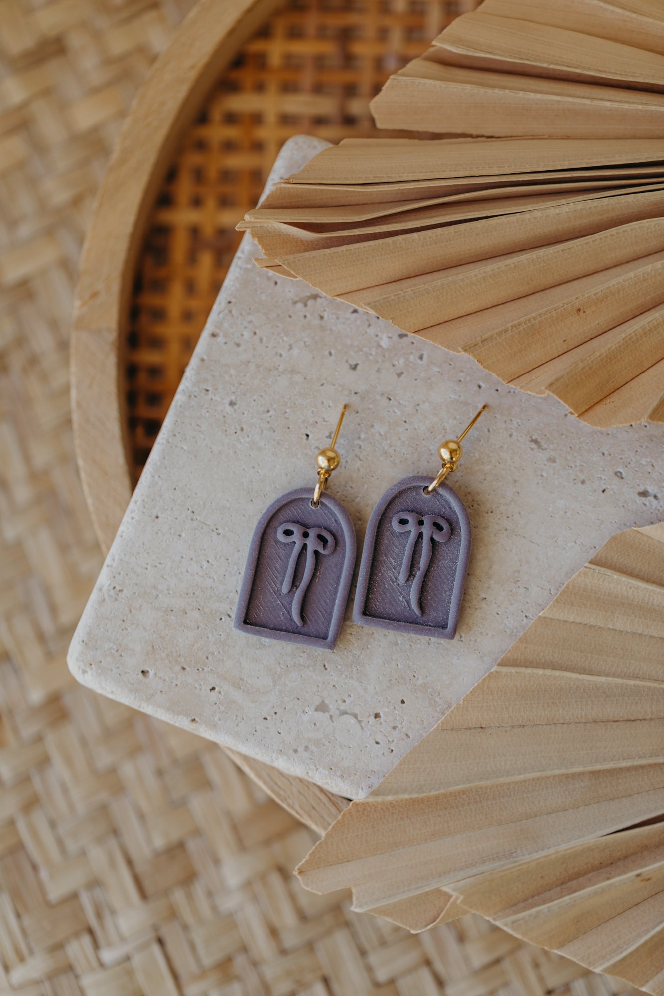 SELENE - Schleifen Ohrringe in Bogenform in Lavendel