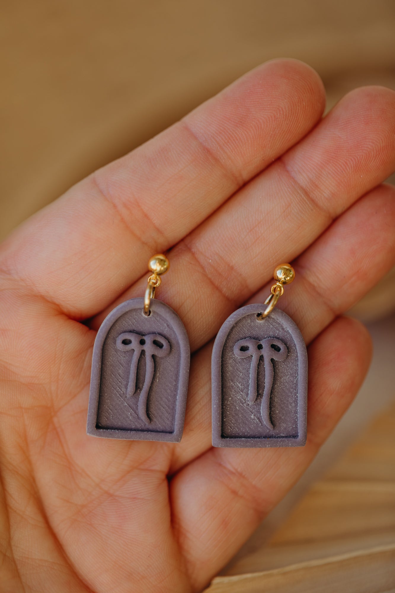 SELENE - Schleifen Ohrringe in Bogenform in Lavendel