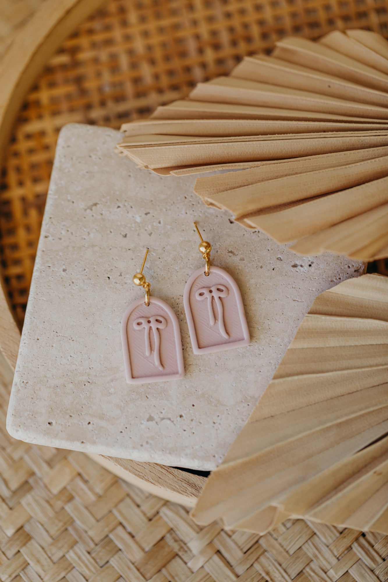 SELENE - Schleifen Ohrringe in Bogenform in rosa