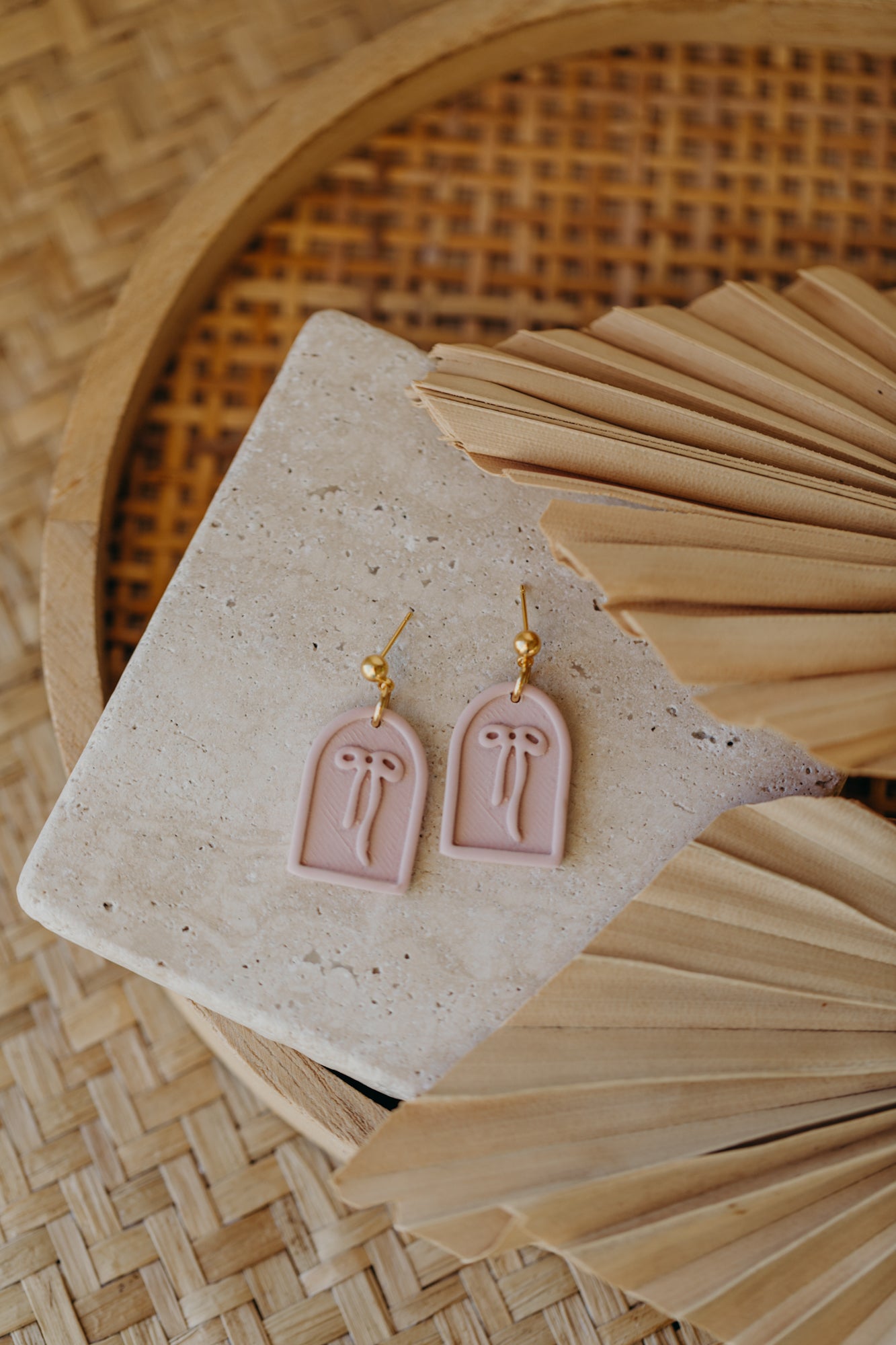 SELENE - Schleifen Ohrringe in Bogenform in rosa