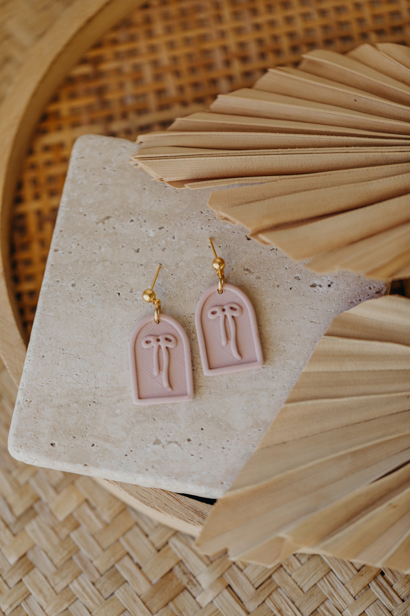 SELENE - Schleifen Ohrringe in Bogenform in rosa