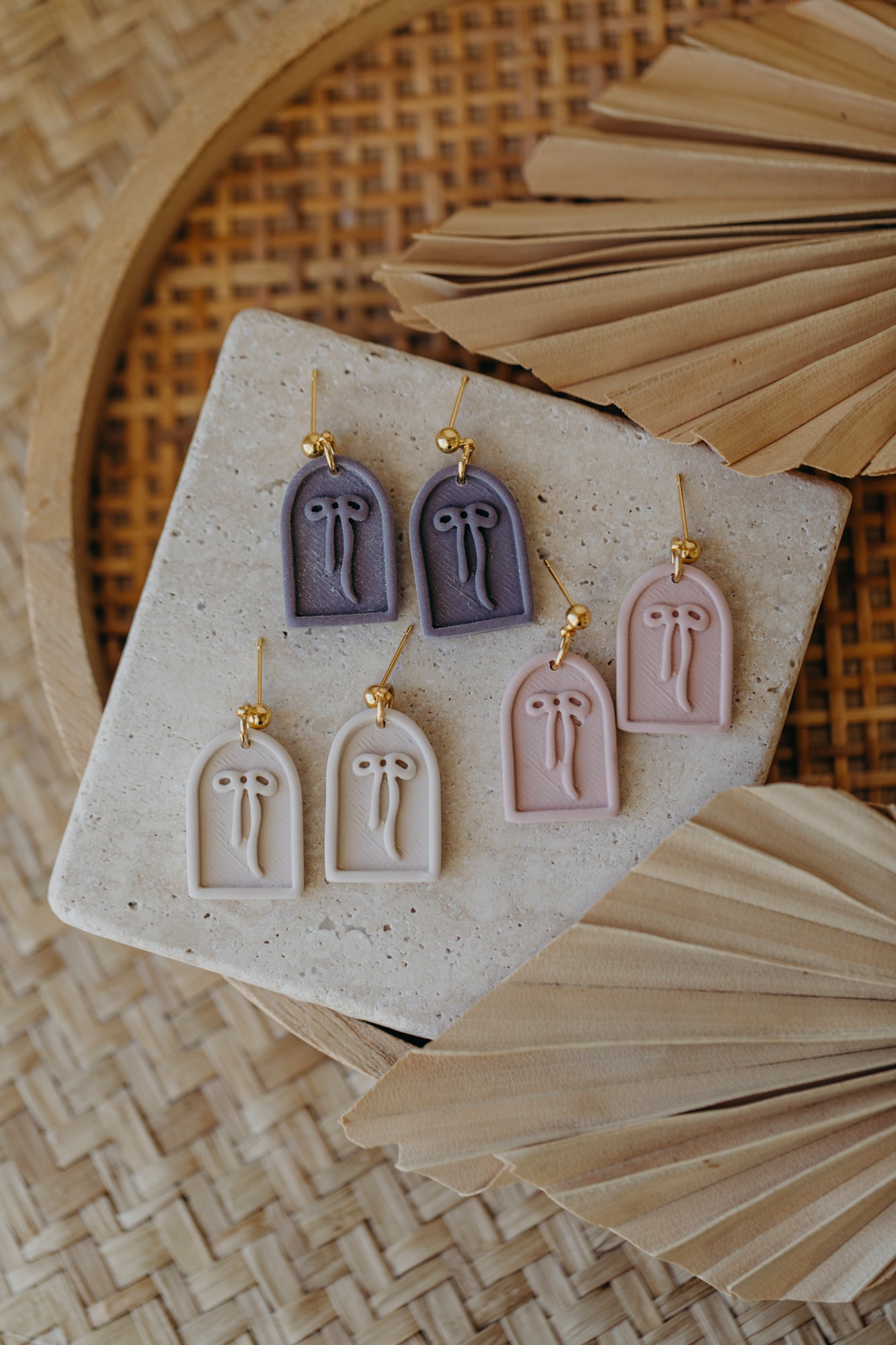 SELENE - Schleifen Ohrringe in Bogenform in vanille