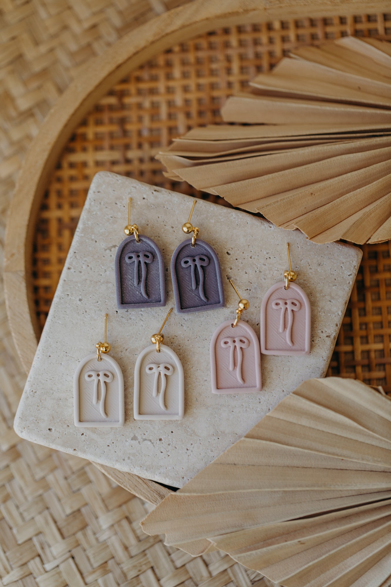 SELENE - Schleifen Ohrringe in Bogenform in Lavendel