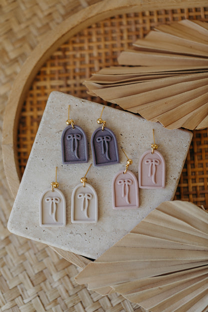 SELENE - Schleifen Ohrringe in Bogenform in Lavendel