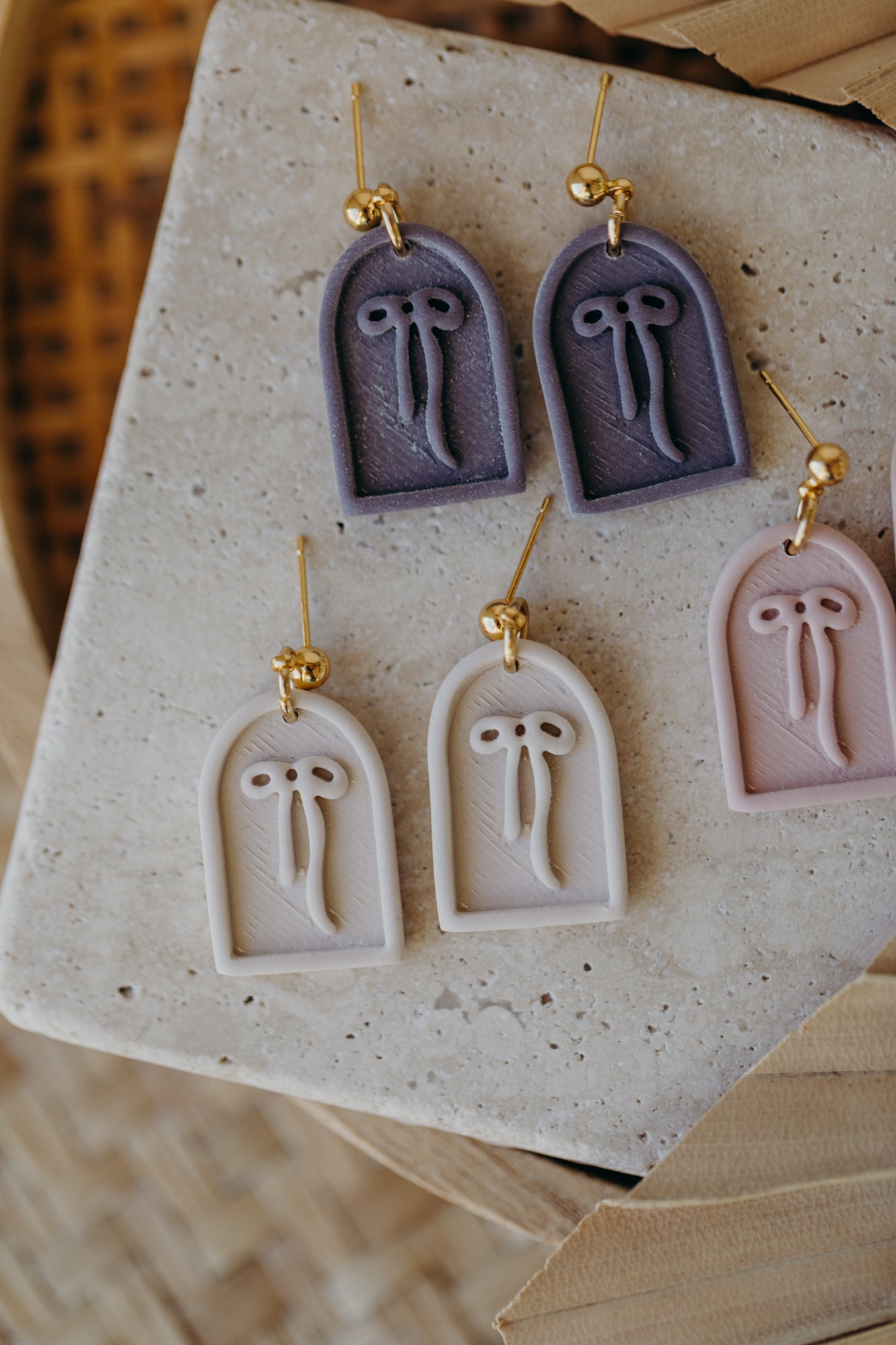 SELENE - Schleifen Ohrringe in Bogenform in vanille