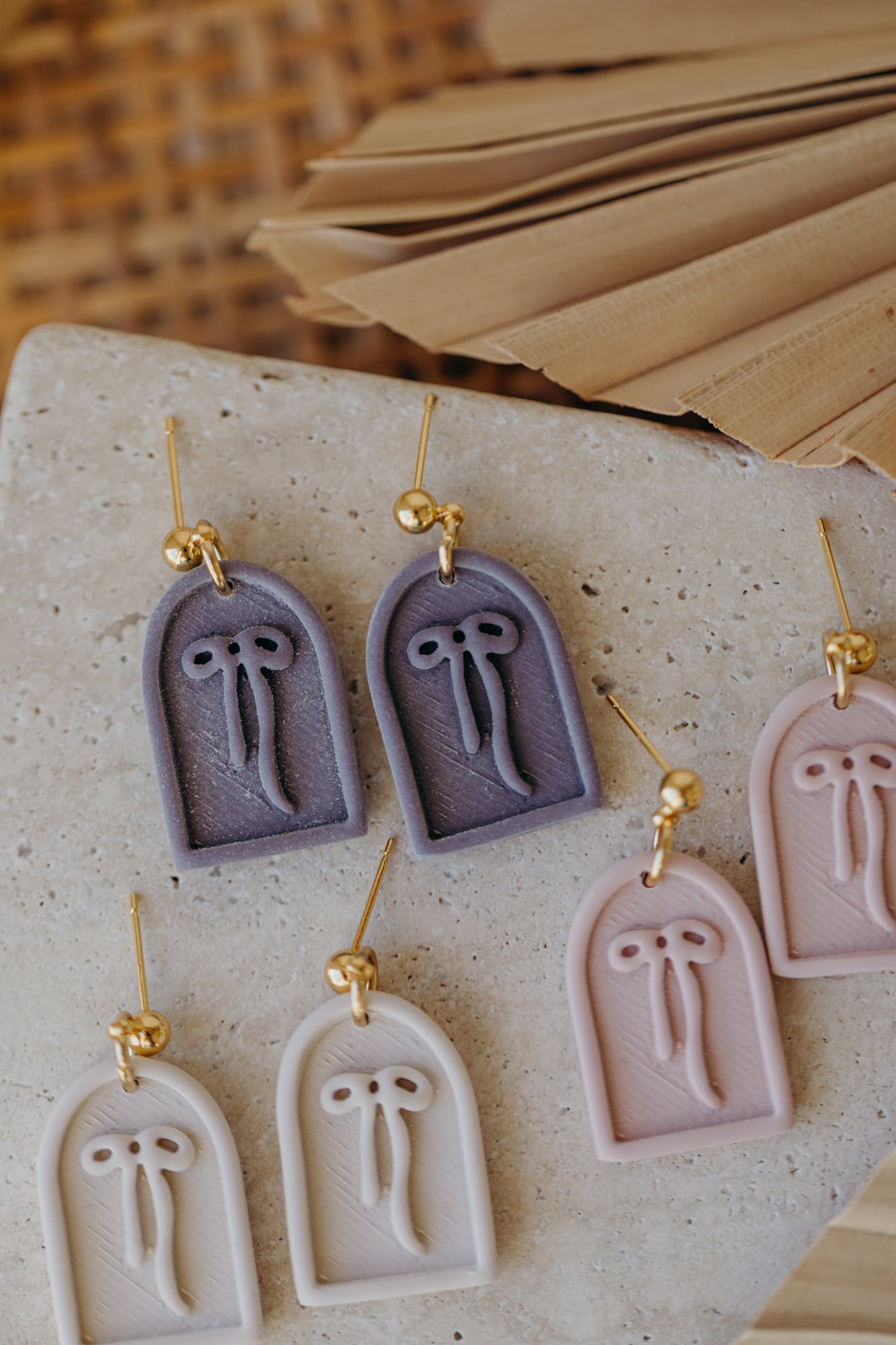 SELENE - Schleifen Ohrringe in Bogenform in Lavendel