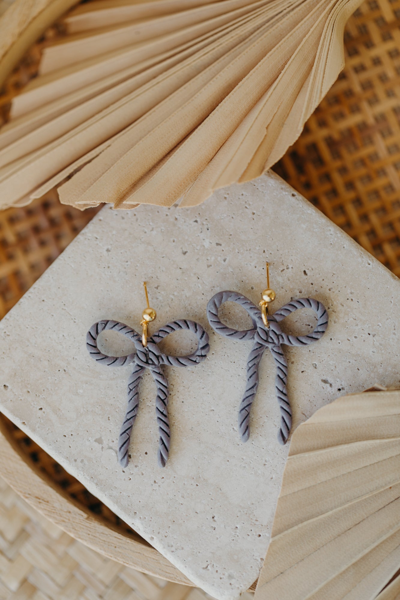 SERAPHINA - große Schleifen Ohrringe Kordelmuster in Lavendel