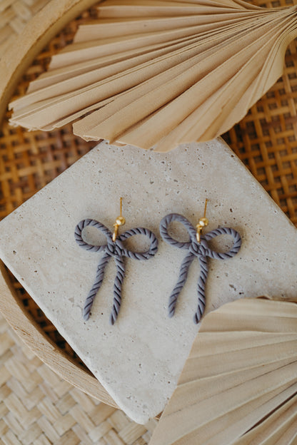 SERAPHINA - große Schleifen Ohrringe Kordelmuster in Lavendel