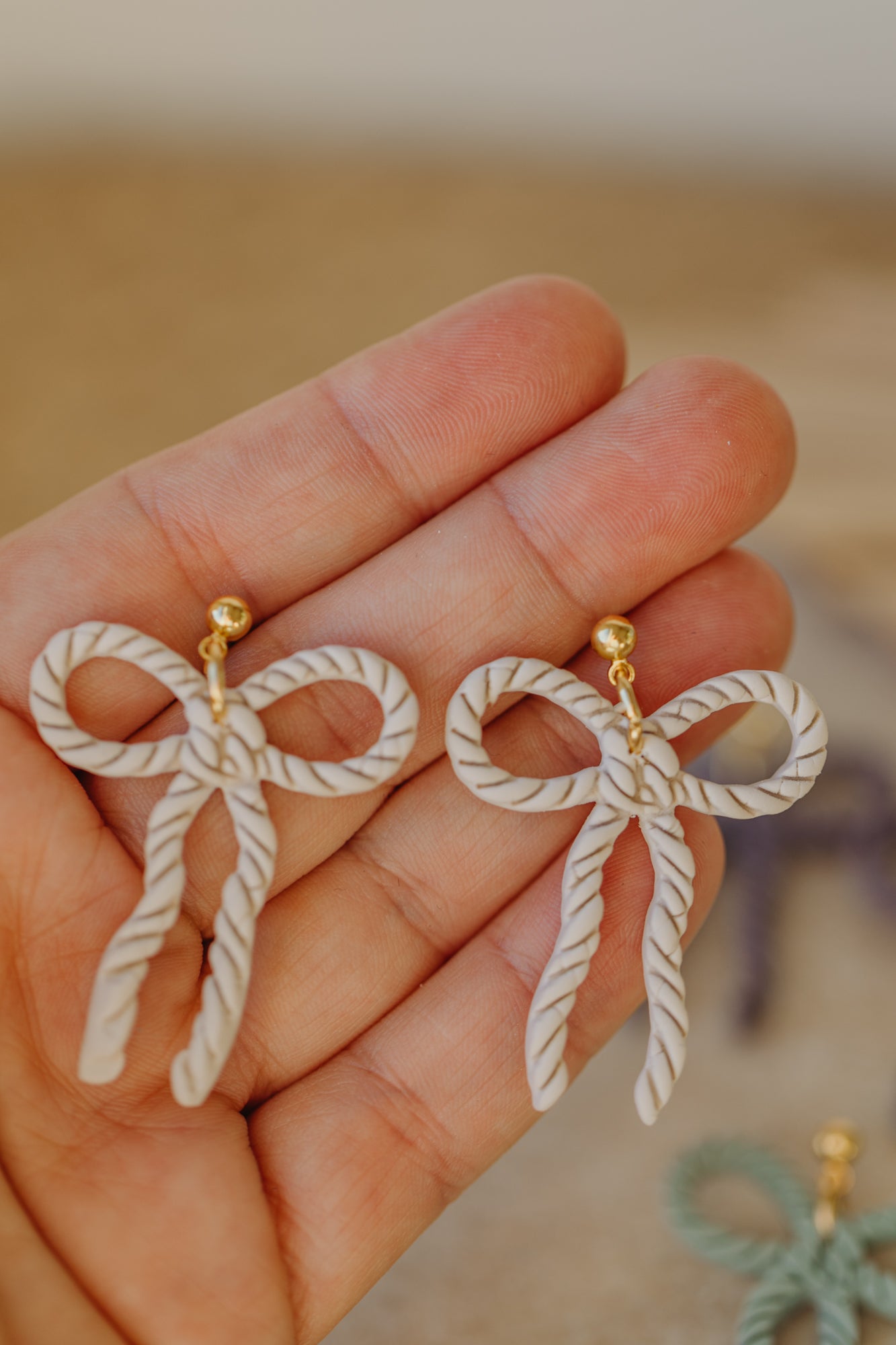 SERAPHINA - große Schleifen Ohrringe Kordelmuster in vanille
