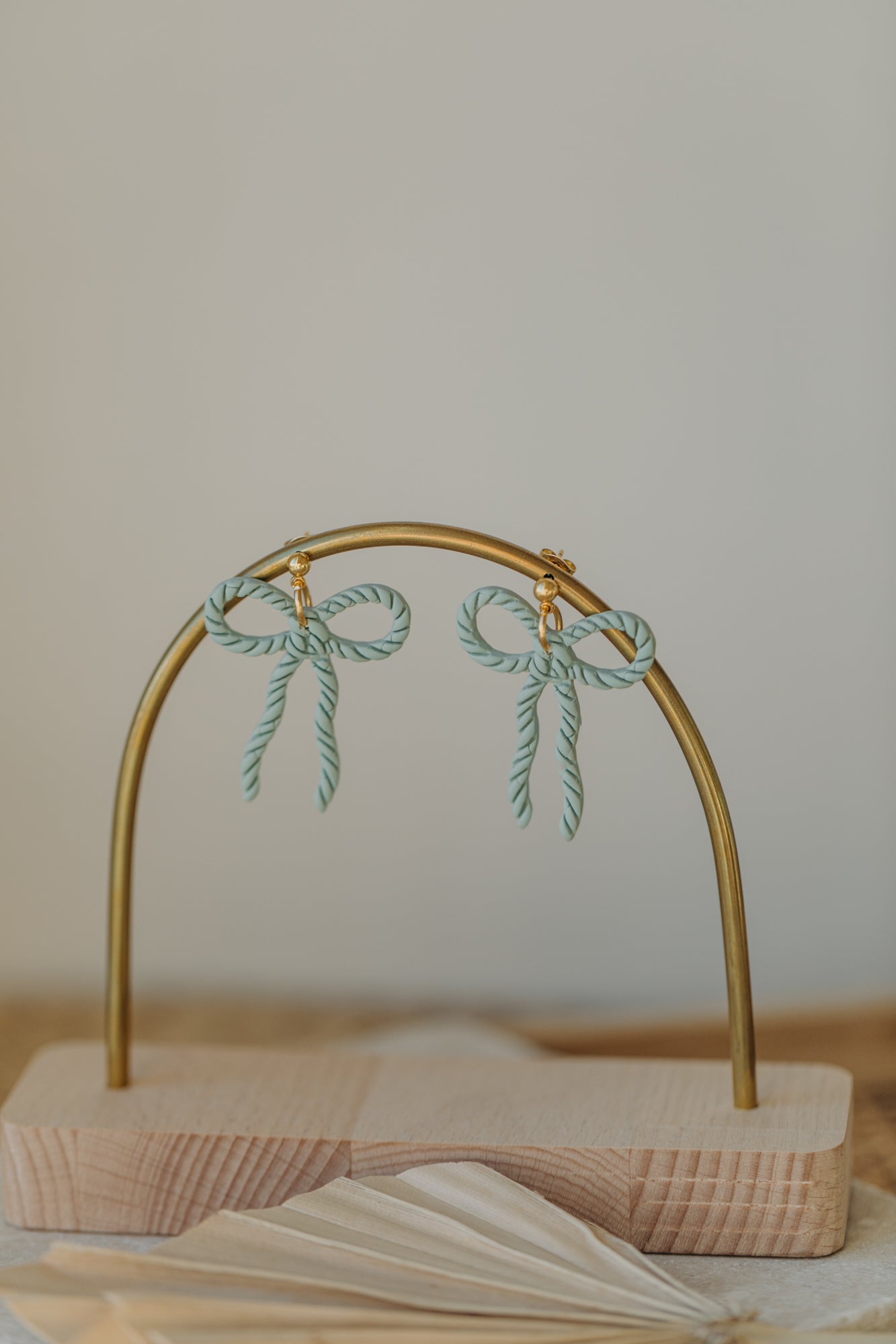 SERAPHINA - große Schleifen Ohrringe Kordelmuster in salbeigrün